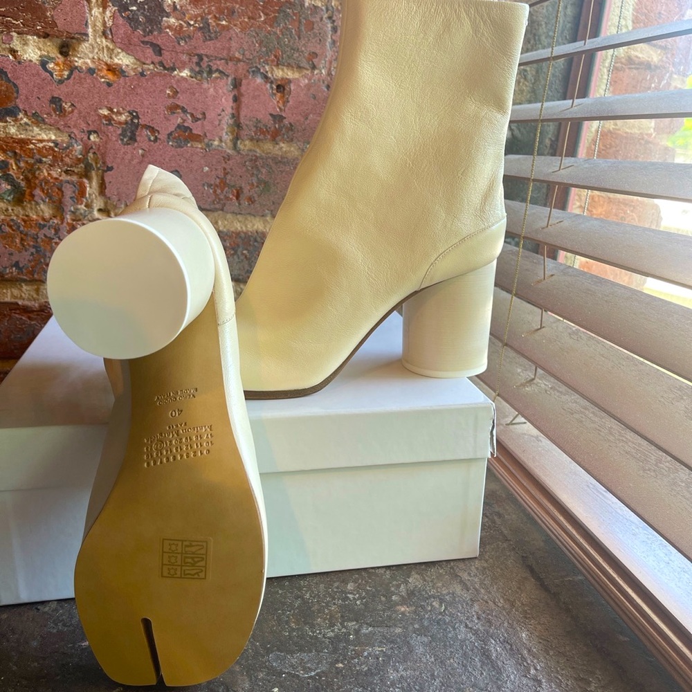 MAISON MARGIELA TABI BOOTS; US-9, EU-40, Antique White